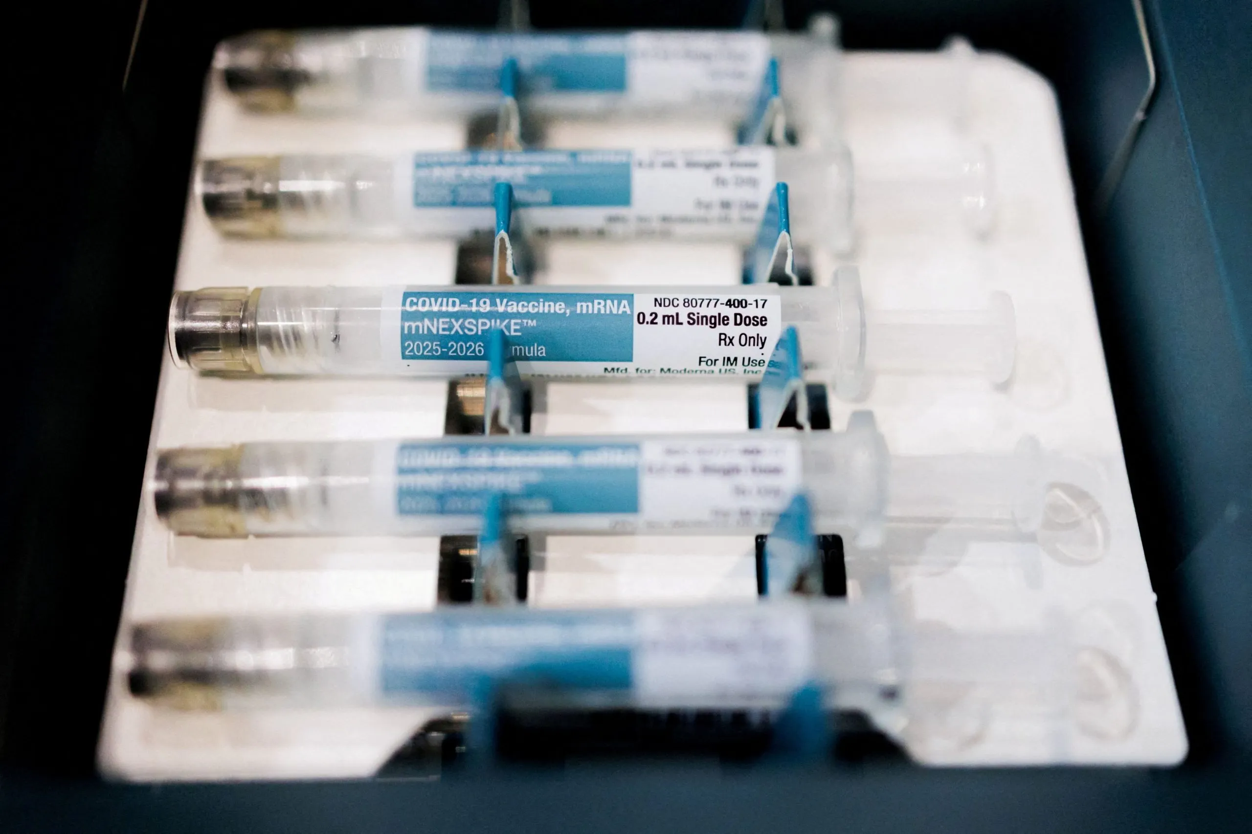 Φιαλίδια εμβολίου mRNA και σύριγγα σε εργαστήριο