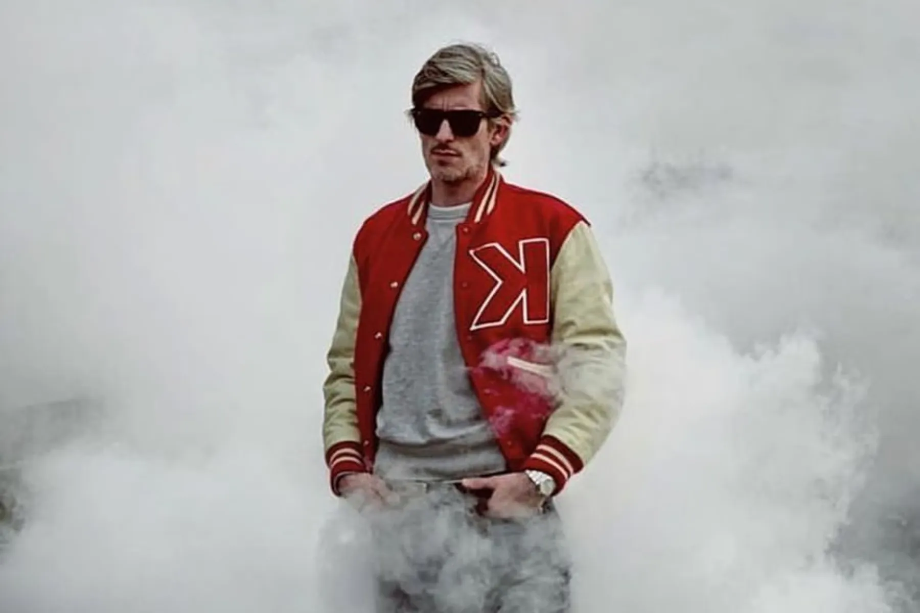 Ο DJ Kavinsky σε συναυλία με μικρόφωνο και ηχητικό εξοπλισμό