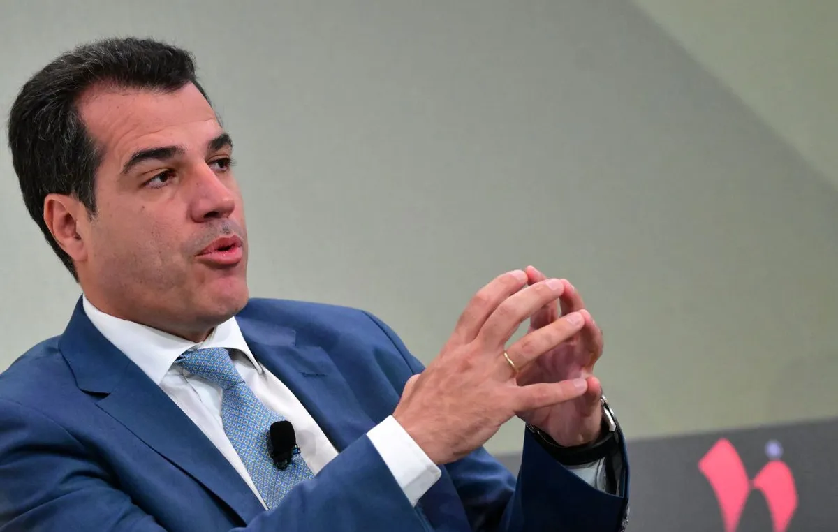 Ο υπουργός Θάνος Πλεύρης μιλά σε συνέδριο για τη μετανάστευση