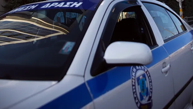 Αστυνομικό περιπολικό έξω από Κέντρο Υγείας τη νύχτα