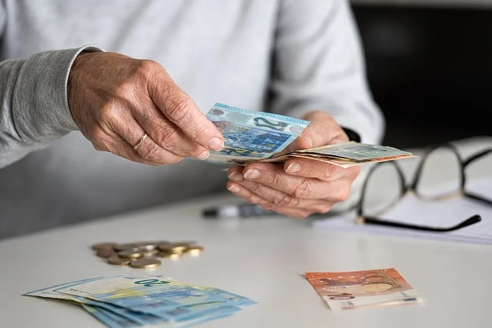 Συνταξιούχος ελέγχει ημερομηνίες πληρωμής σύνταξης e-ΕΦΚΑ