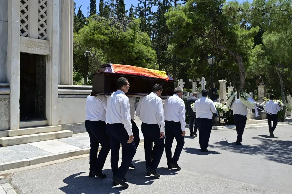 Πολύχρωμη πομπή στην κηδεία της Πάολα Ρεβενιώτη