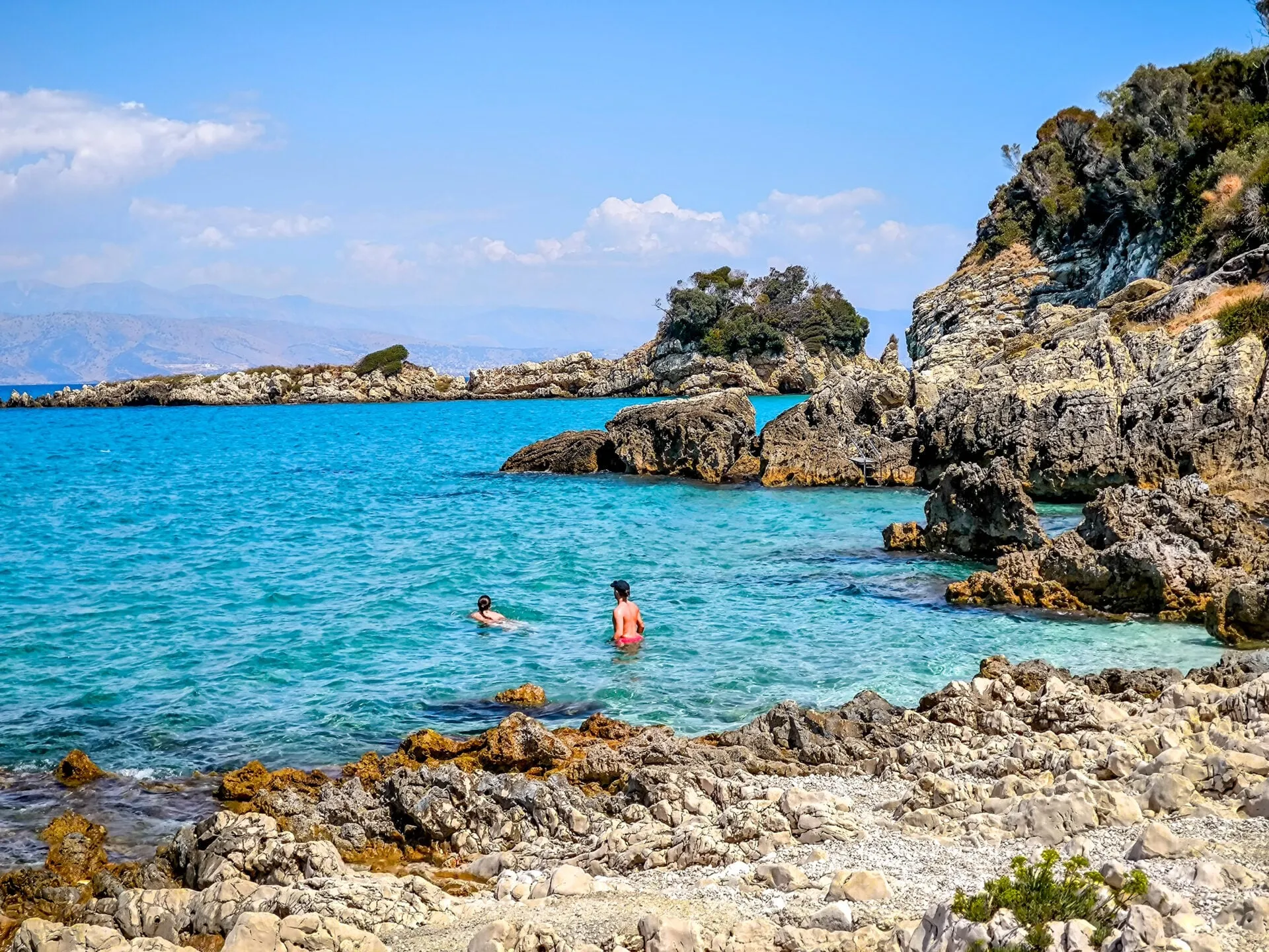 Θερμόμετρο και ήλιος πάνω από ελληνικό τοπίο