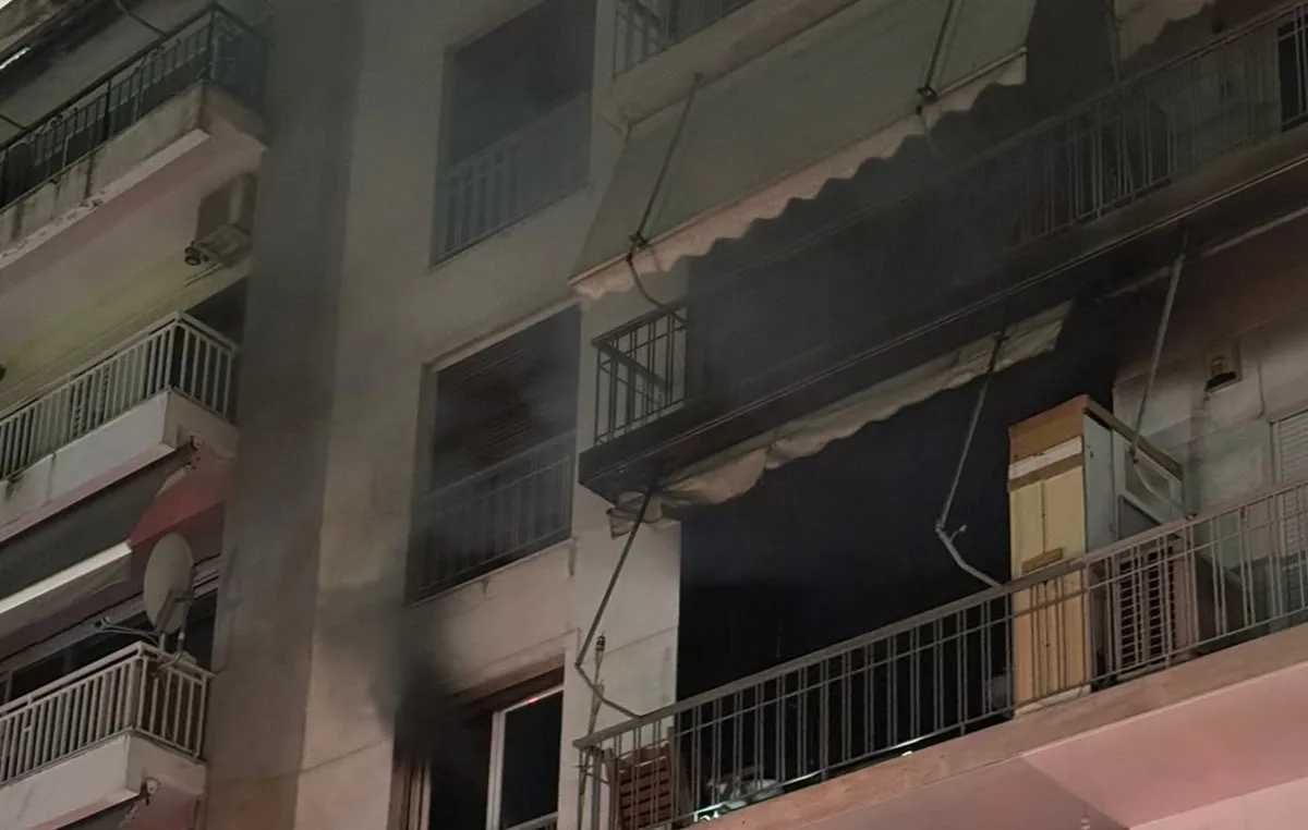Πυροσβέστες επιχειρούν σε φωτιά διαμερίσματος στον Πειραιά