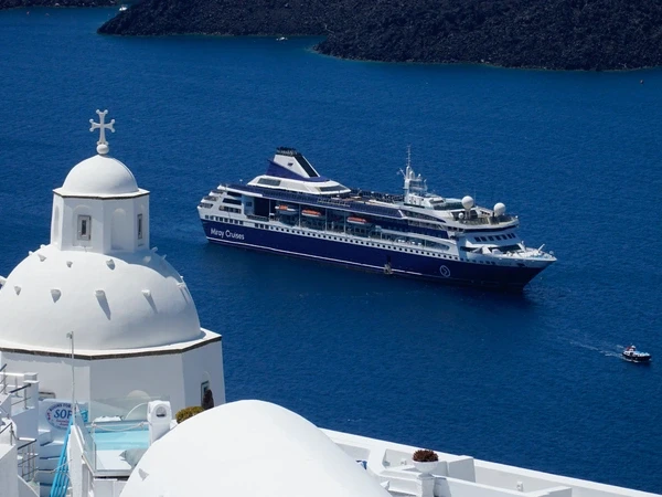 Κρουαζιερόπλοιο στο λιμάνι της Σαντορίνης