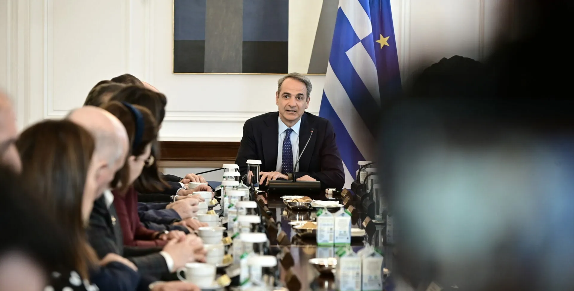Ο Μητσοτάκης προεδρεύει στο Υπουργικό Συμβούλιο στο Μαξίμου