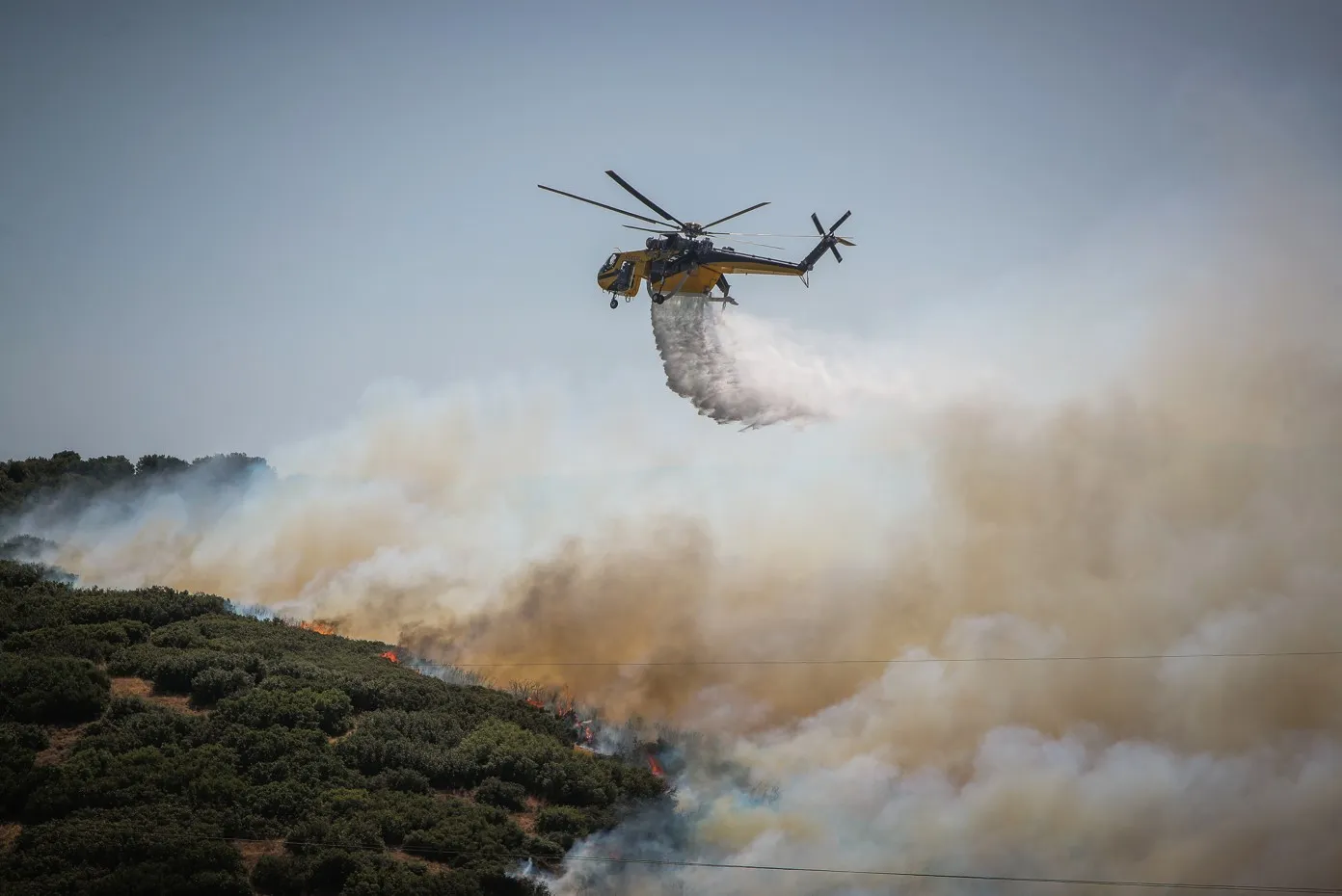 Πυροσβεστικό ελικόπτερο επιχειρεί σε φωτιά στην Πάρο