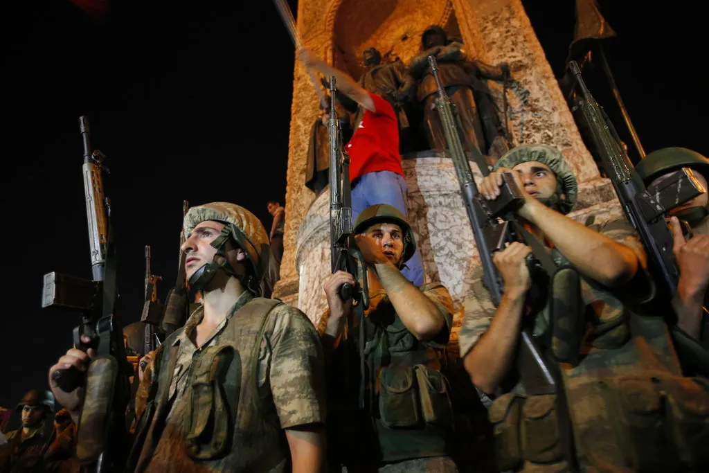 Τούρκοι αστυνομικοί σε επιχείρηση κατά του δικτύου Γκιουλέν