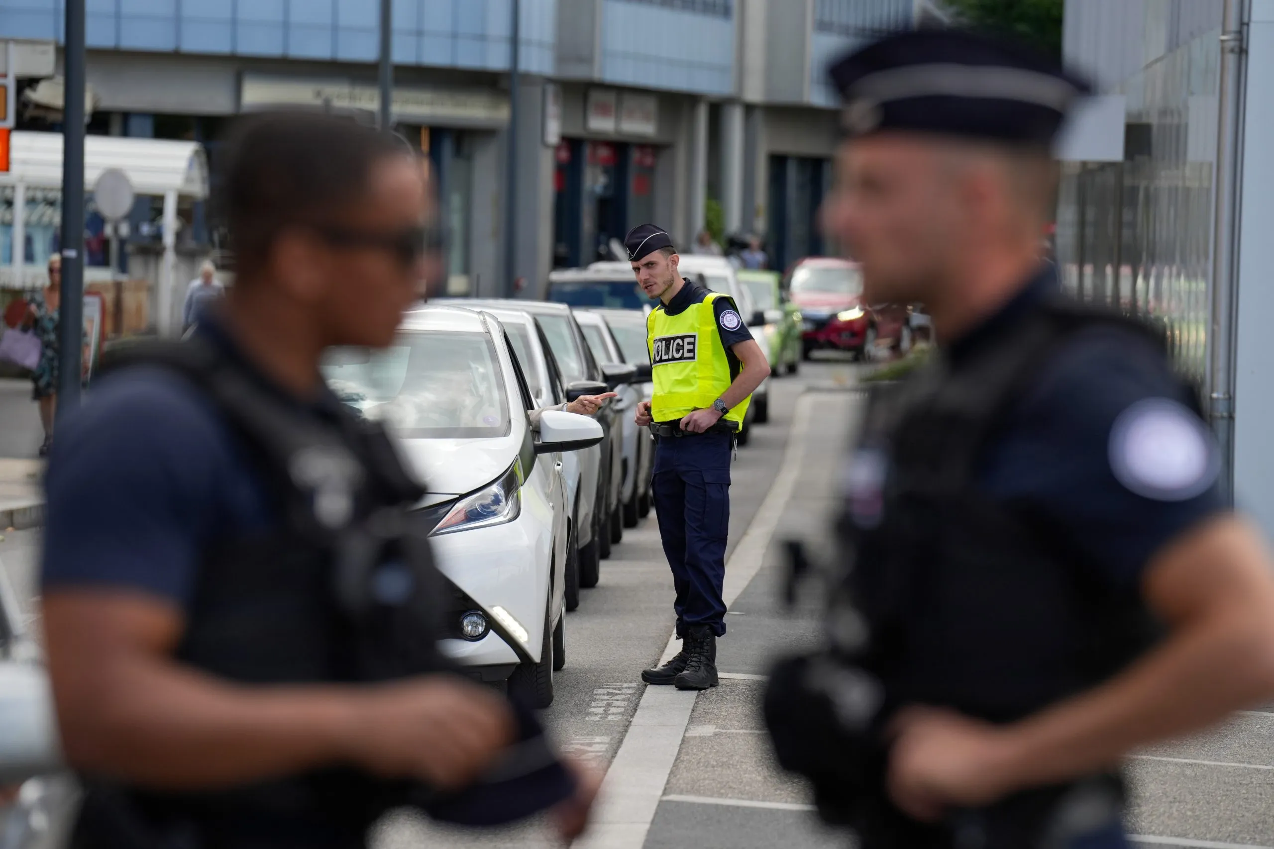 Αστυνομικοί εκκενώνουν γειτονιά στη Σαρσέλ Παρισιού