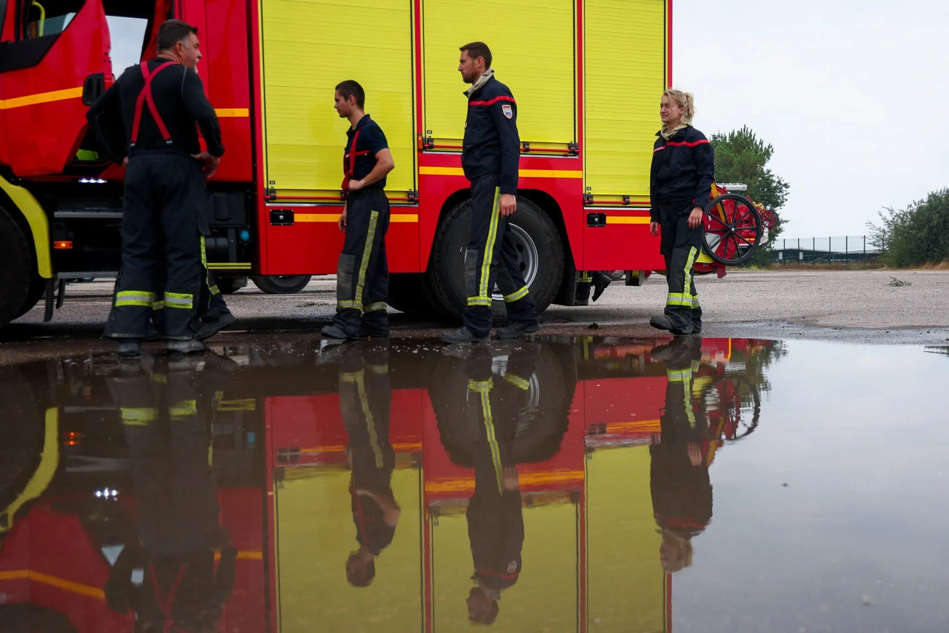 Πυρκαγιά και πυκνός καπνός κοντά στο Μπορντό της Γαλλίας