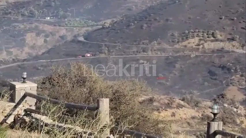 Πυροσβέστες κατασβήνουν πυρκαγιά στο Ρέθυμνο Κρήτης