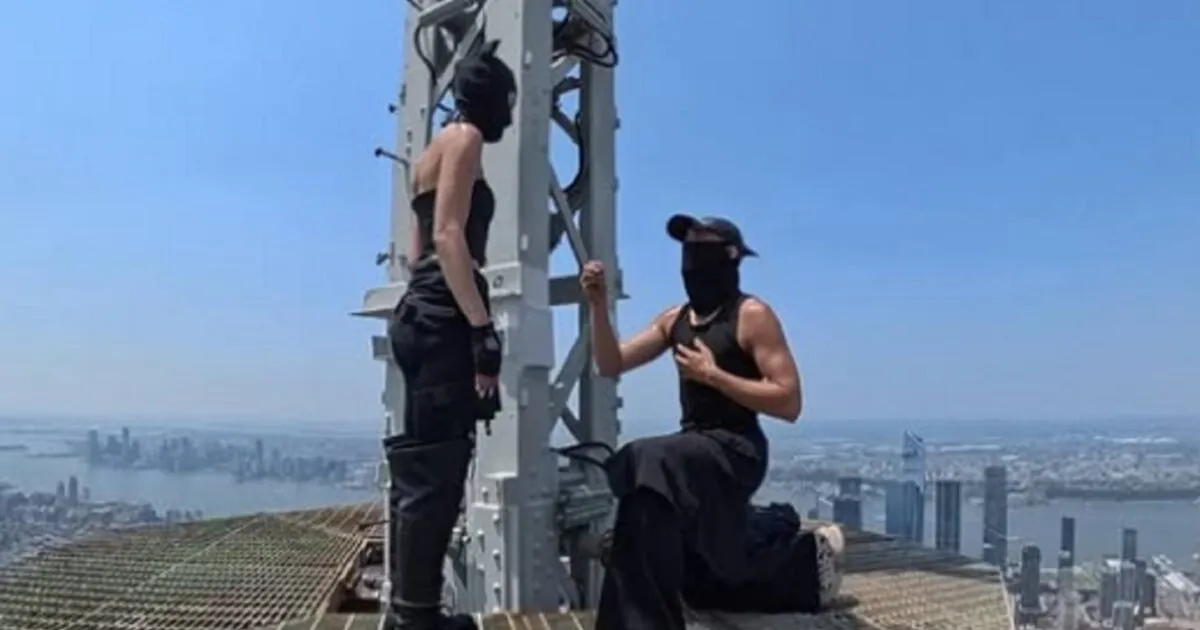Ζευγάρι στην κορυφή του Empire State Building με πανό