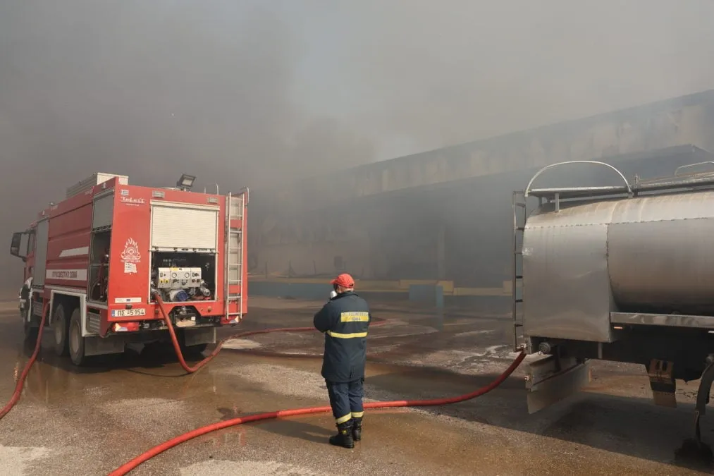 Πυκνός μαύρος καπνός από φωτιά στον Ασπρόπυργο