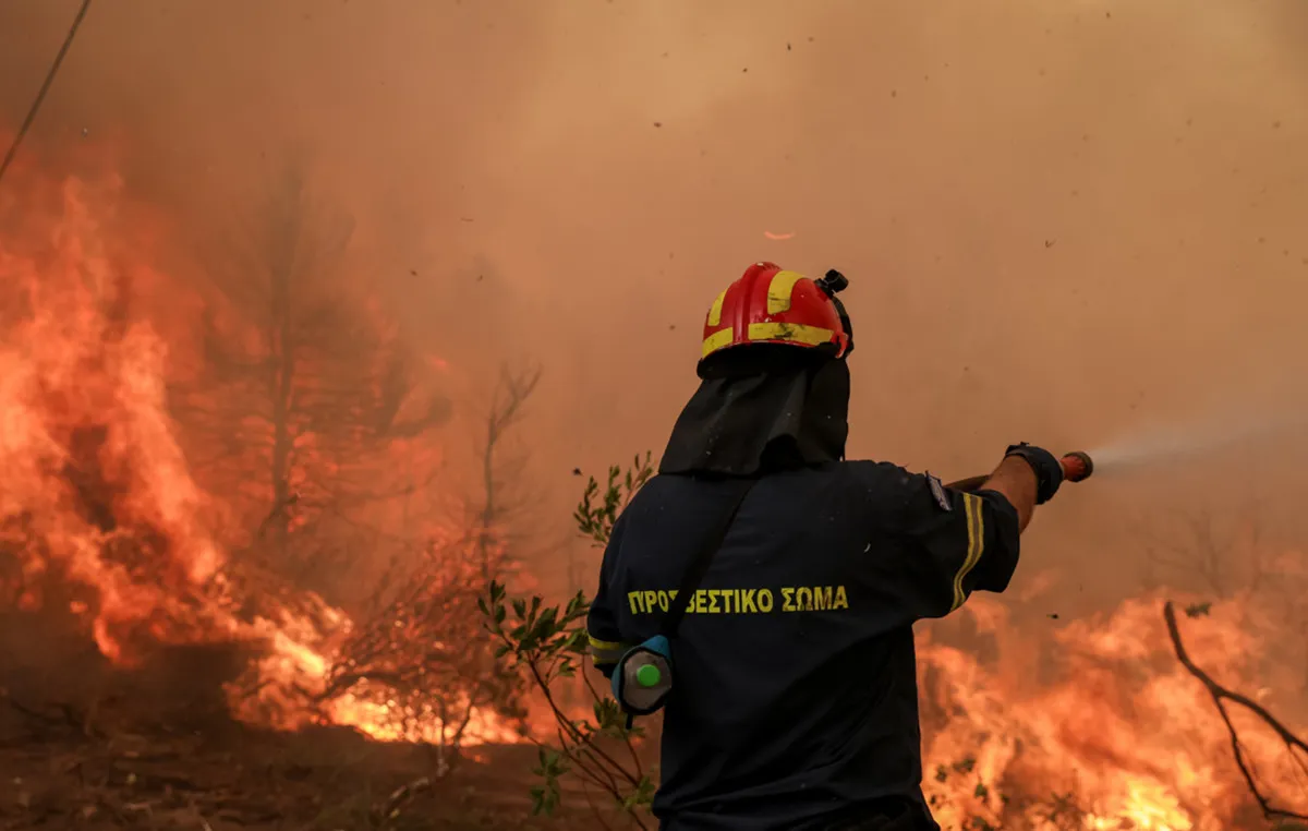 Όχημα πυροσβεστικής σε επιχείρηση κατάσβεσης πυρκαγιάς