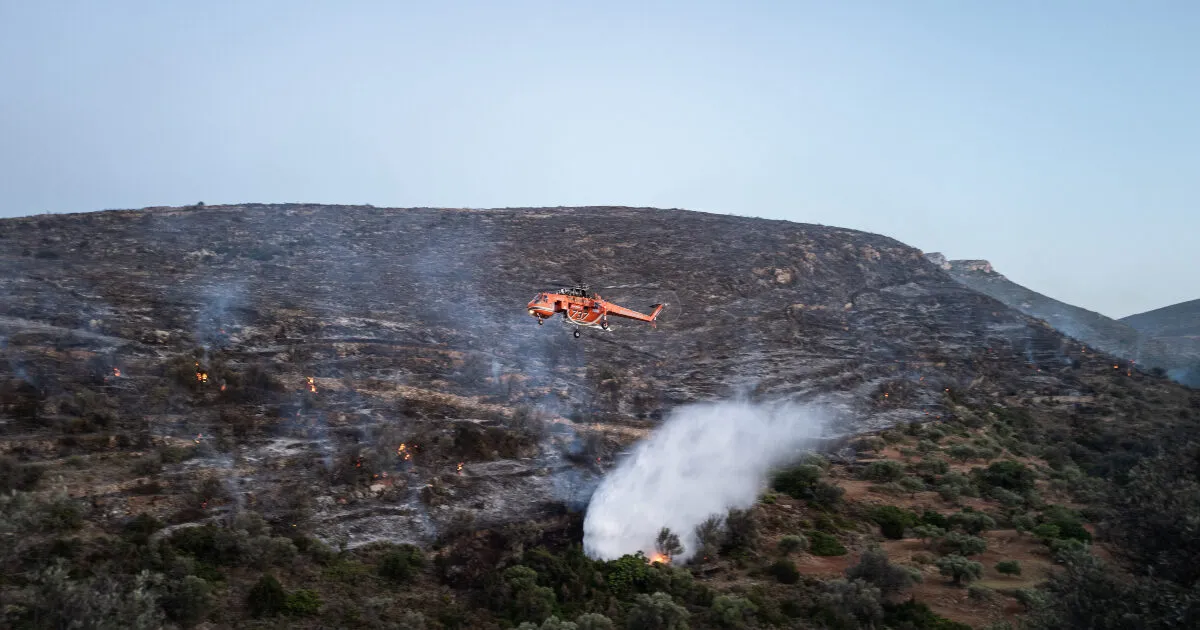 Πυροσβεστικά οχήματα σε δασική πυρκαγιά στην Κρήτη