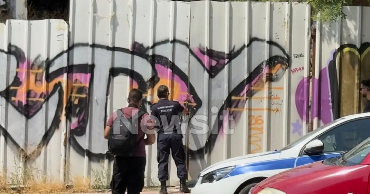 Αστυνομικοί έξω από εγκαταλελειμμένο κτίριο στην Κυψέλη