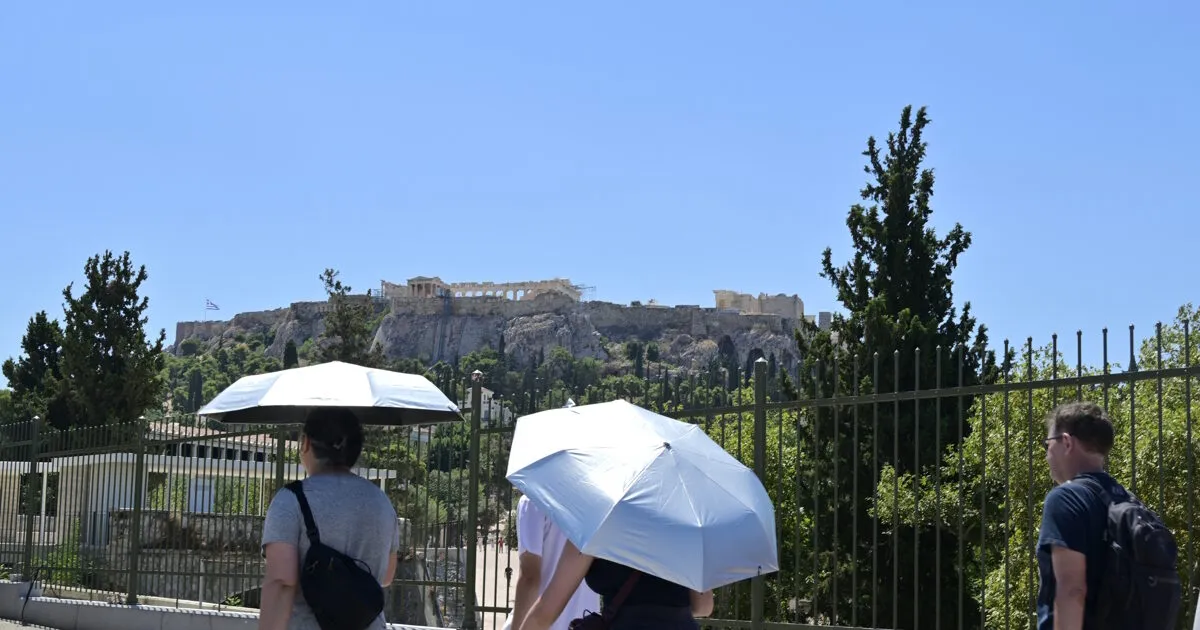 Θερμόμετρο δείχνει υψηλή θερμοκρασία κατά τη διάρκεια καύσωνα