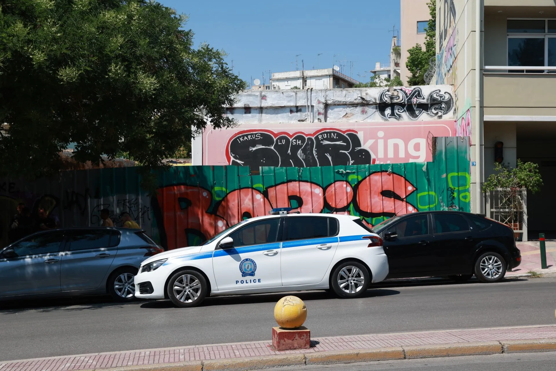 Αστυνομικοί έξω από εγκαταλελειμμένο κτίριο στην Κυψέλη