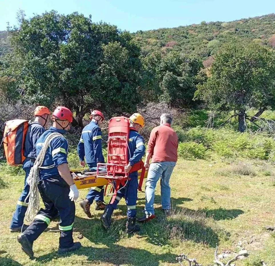 Πυροσβέστες διασώζουν τραυματία πεζοπόρο στη Σαμοθράκη
