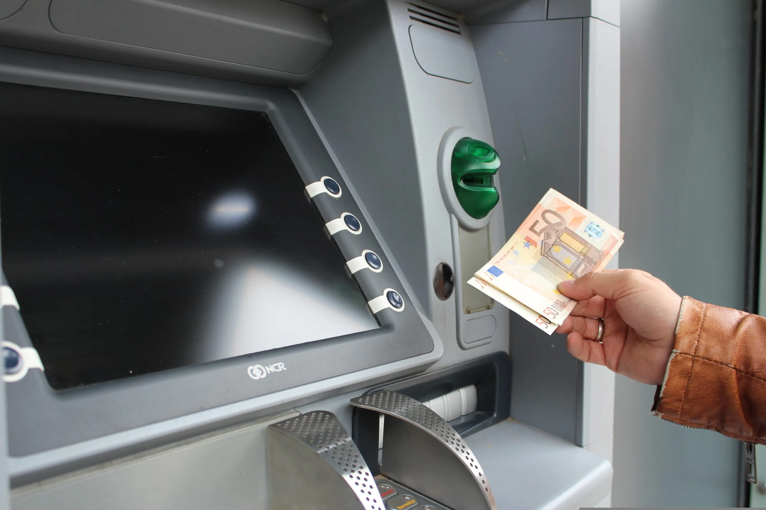 Ελεύθερος επαγγελματίας υπολογίζει εισφορές και σύνταξη e-ΕΦΚΑ