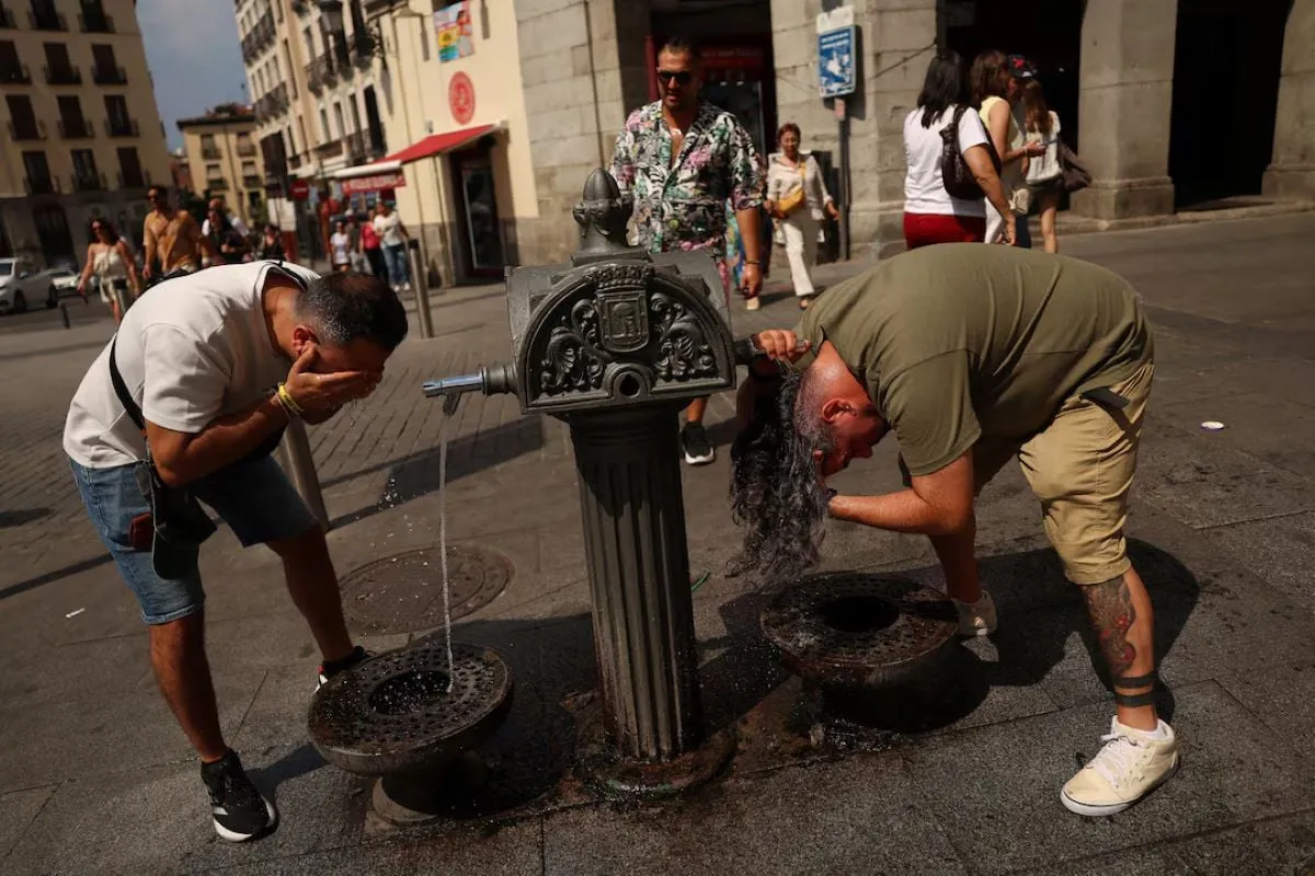 Καύσωνας και πυρκαγιά σε ευρωπαϊκό τοπίο το καλοκαίρι
