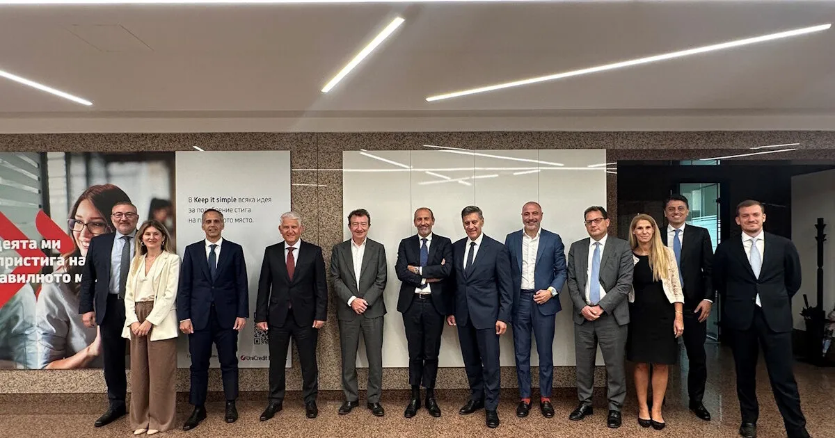 Στελέχη Alpha Bank και UniCredit σε συνάντηση στη Σόφια