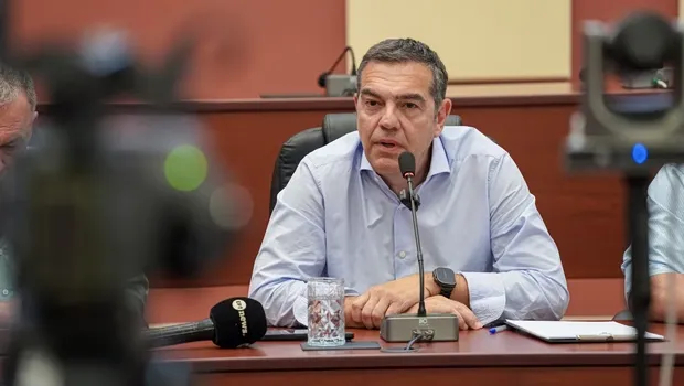 Ο Αλέξης Τσίπρας μιλά σε κατοίκους στη Μυτιλήνη Λέσβου