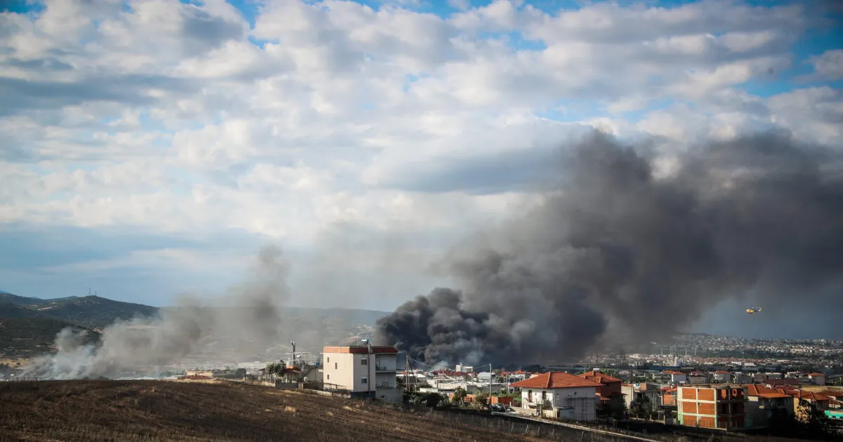 Πυκνός καπνός από τη φωτιά στο εργοστάσιο ανακύκλωσης στο Ωραιόκαστρο