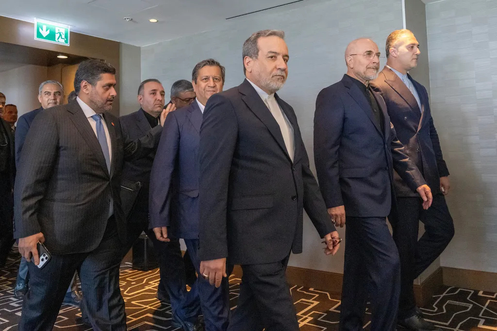 Κηδεία του Αλί Χαμενεΐ στην Τεχεράνη με ένταση