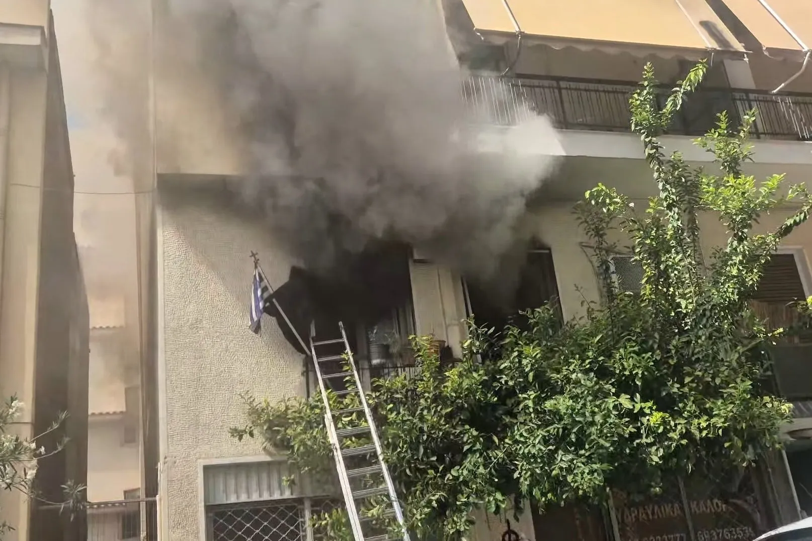 Πυροσβέστες επιχειρούν σε φωτιά διαμερίσματος στα Πατήσια