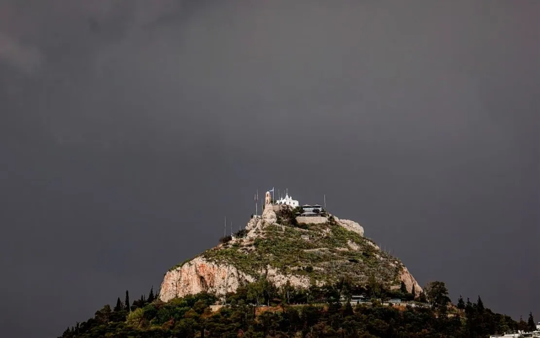 Ο λόφος Λυκαβηττού υπό καθεστώς συναγερμού για κίνδυνο πυρκαγιάς