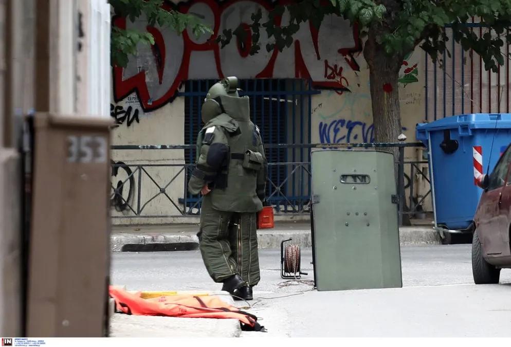Αστυνομικοί και ΤΕΕΜ στο Μοναστηράκι για ύποπτη βαλίτσα