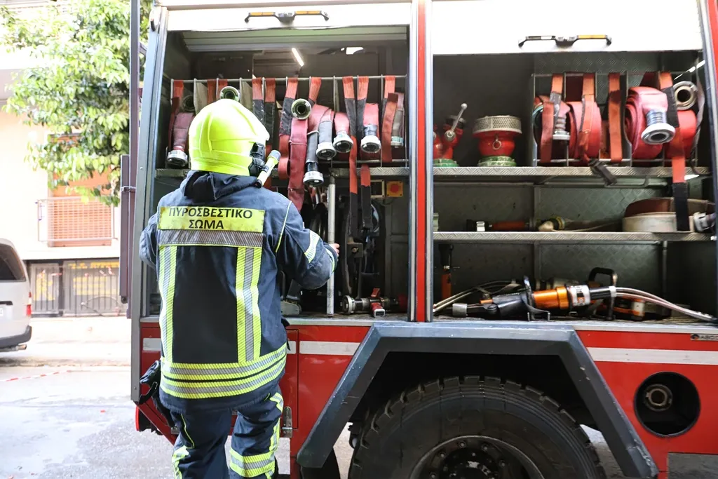 Πυροσβεστικά οχήματα επιχειρούν σε δασική πυρκαγιά στο Αλιβέρι Ευβοίας