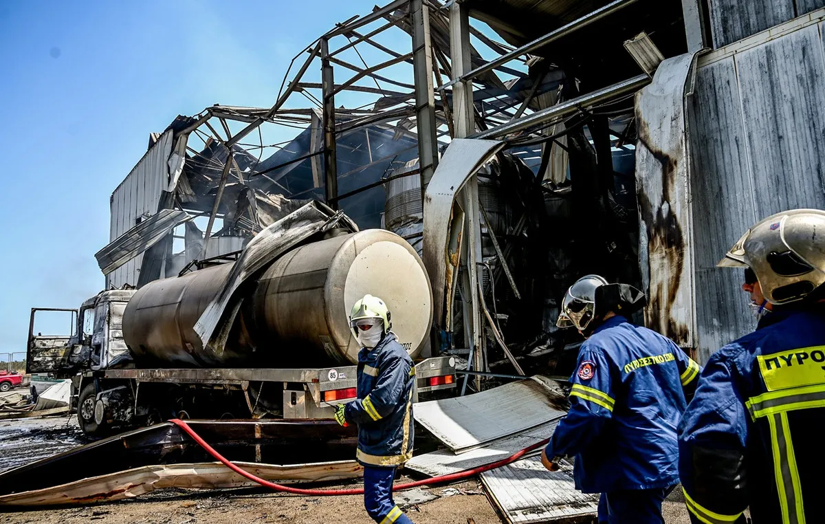 Πυροσβέστες επιχειρούν σε φλεγόμενο εργοστάσιο ξυδιού στην Κόρινθο