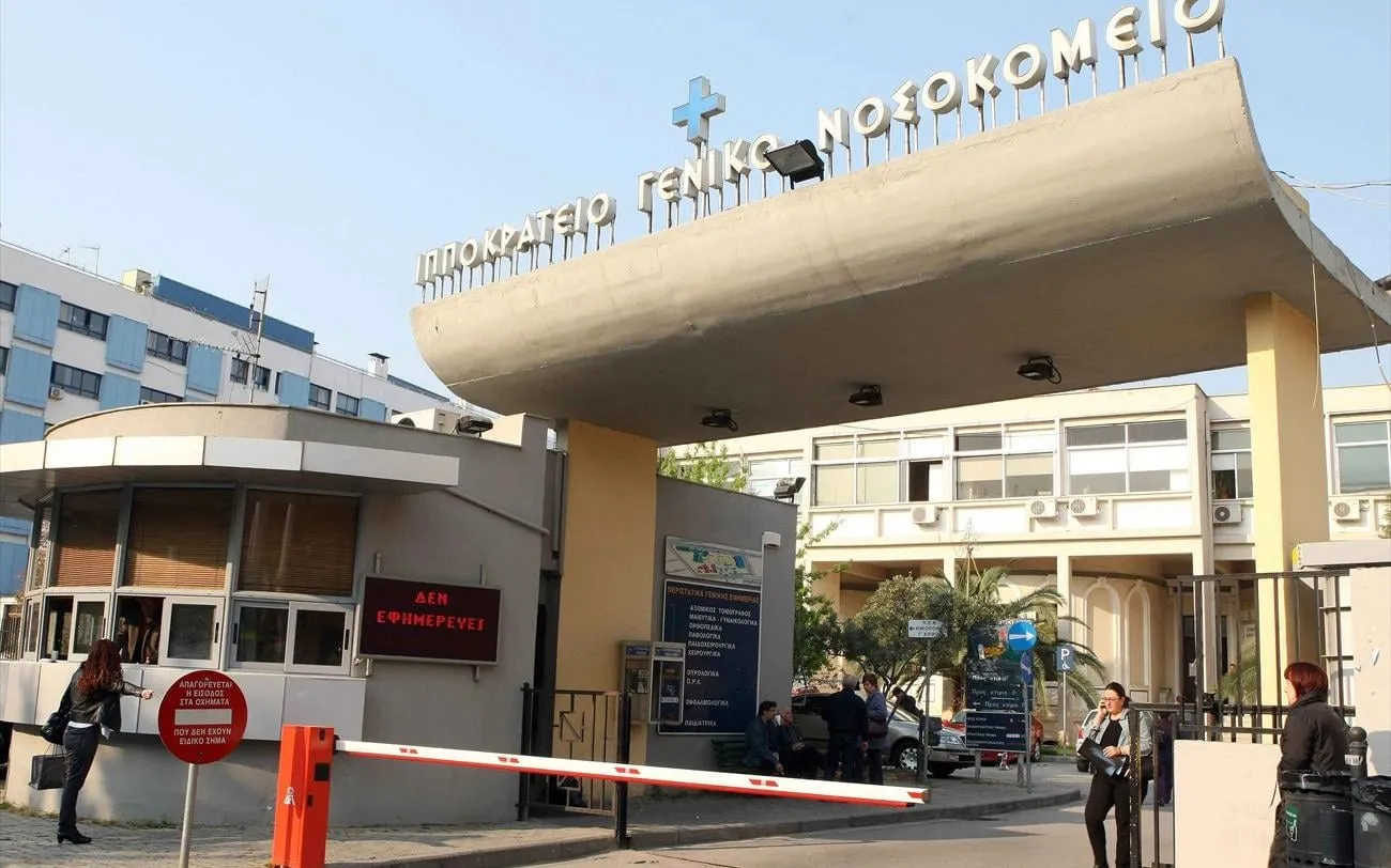 Πισίνα σε αυλή σπιτιού στην Καστοριά το καλοκαίρι
