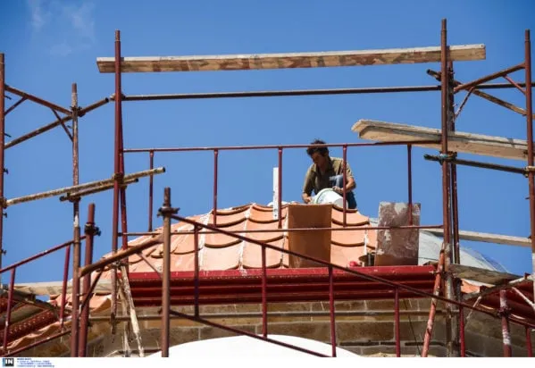 Εργάτης σε υπαίθριο έργο κάτω από τον καυτό ήλιο