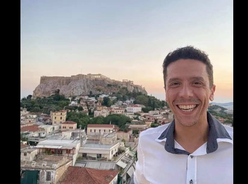 Ο ηθοποιός Γιάννης Δενδρινός σε θεατρική παράσταση