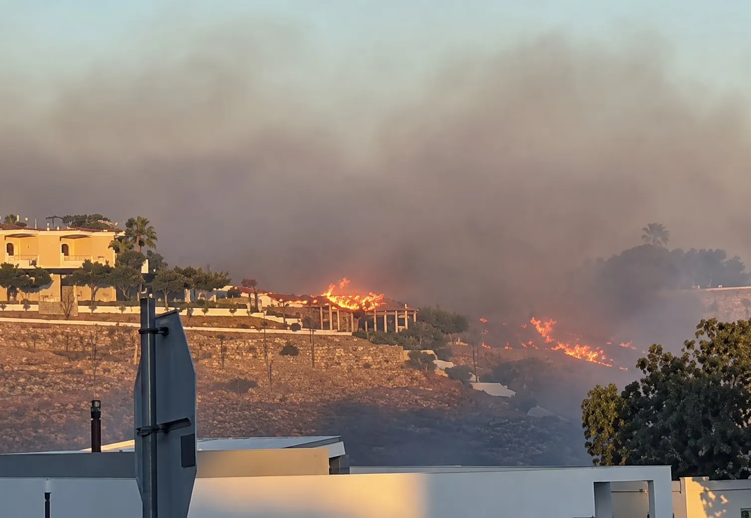 Οριοθετήθηκε η φωτιά στον Ασπρόπυργο και το Χαϊδάρι