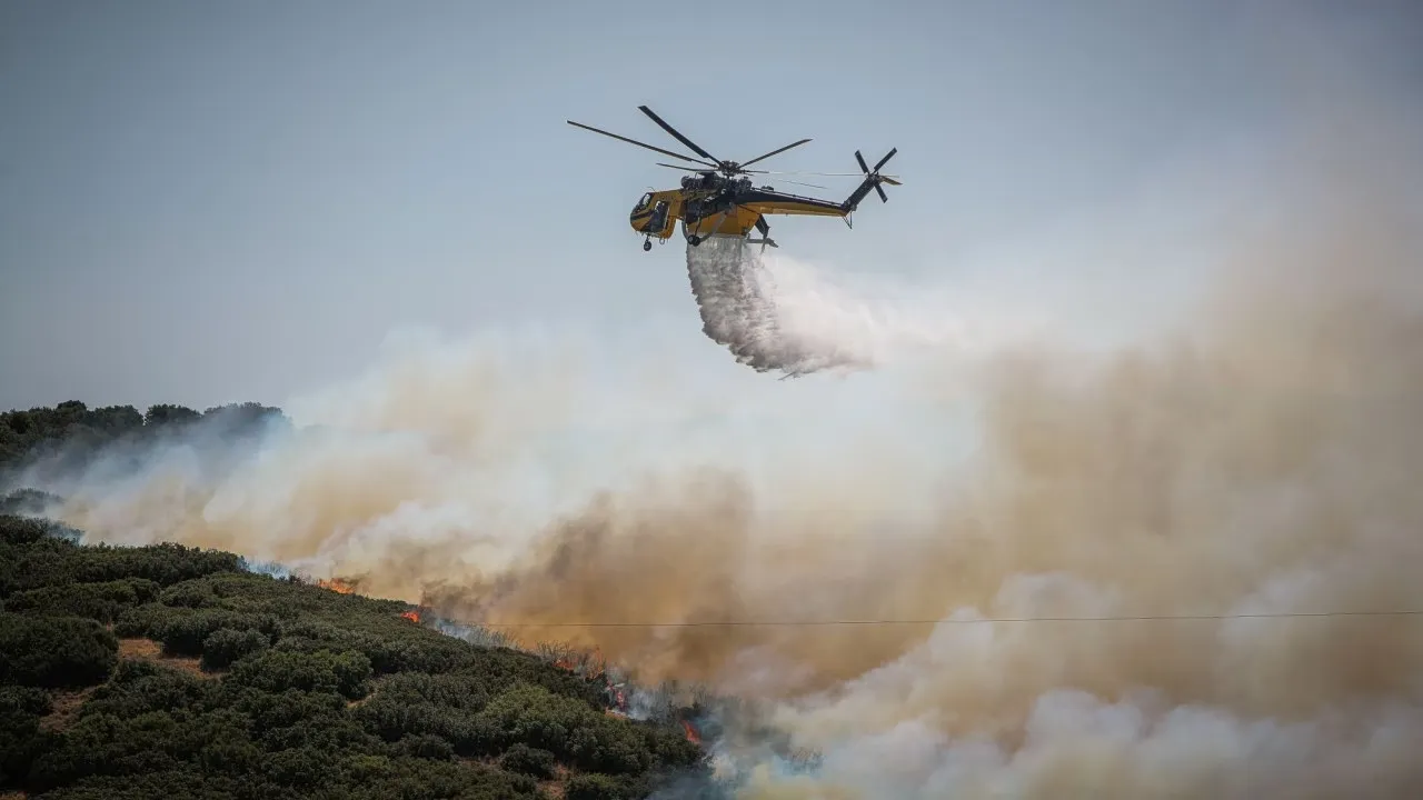Πυροσβέστες επιχειρούν σε φωτιά στην Κρήτη