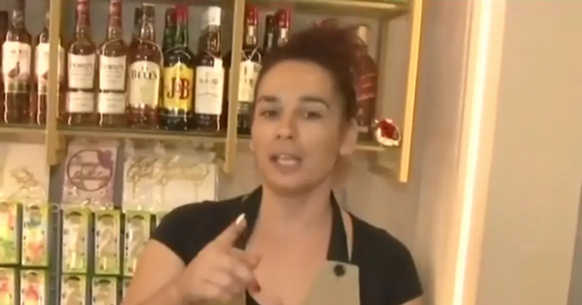 Υπάλληλος ζαχαροπλαστείου χτυπά ληστή με σφουγγαρίστρα στη Νίκαια
