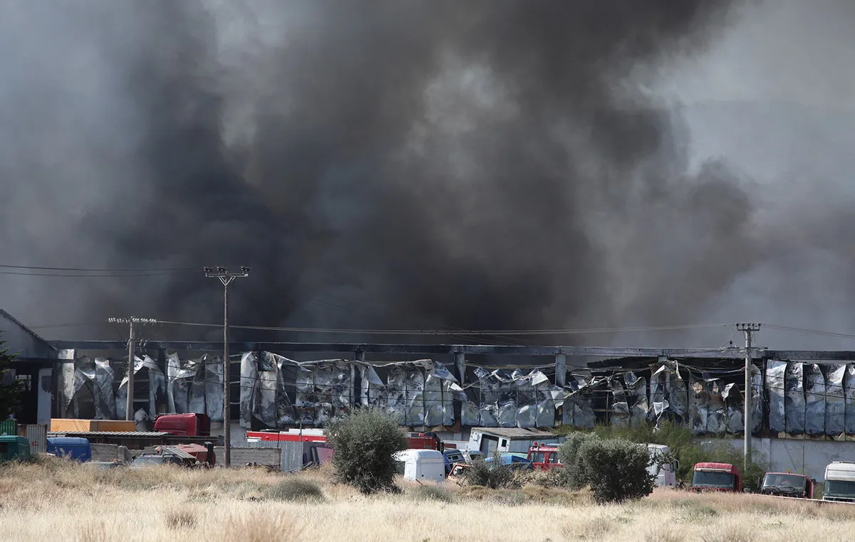Πυκνός καπνός από φωτιά σε επιχείρηση στον Ασπρόπυργο