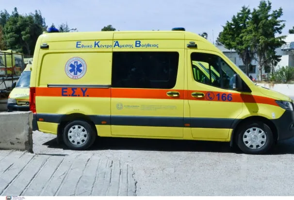 Ασθενοφόρο ΕΚΑΒ σε κατάστημα εστίασης στη Λαμία