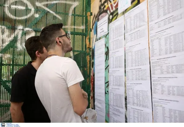 Υποψήφιοι Πανελλαδικών ελέγχουν βάσεις εισαγωγής σε υπολογιστή