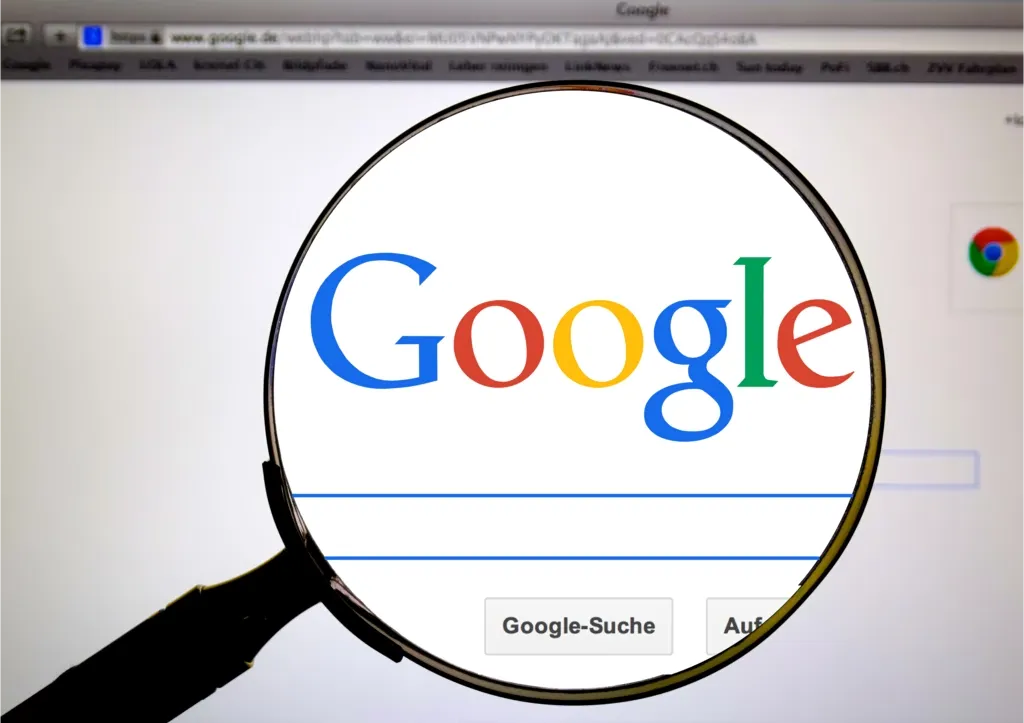 Η Κομισιόν επιβάλλει πρόστιμο 890 εκατ. στη Google