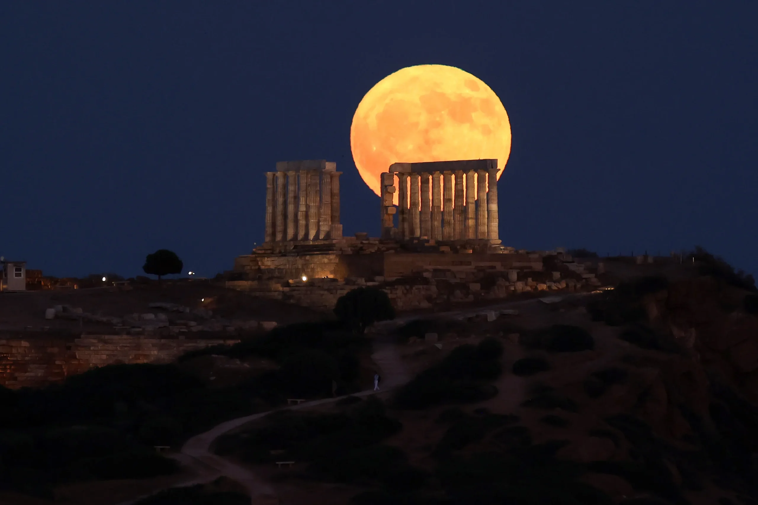 Πανσέληνος Ιουλίου 2026 φωτεινή στον νυχτερινό ουρανό