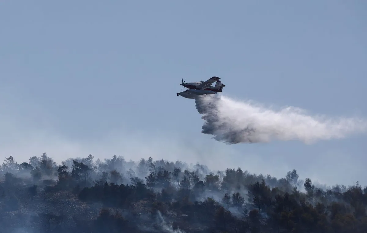 Πυροσβέστες επιχειρούν σε φωτιά αποθήκης στον Σκαραμαγκά