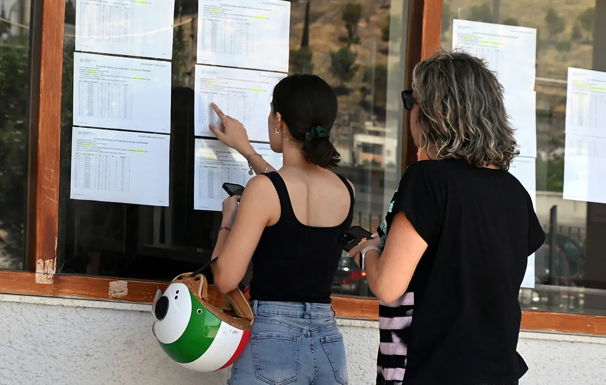 Υποψήφιος ελέγχει τα αποτελέσματα των Βάσεων 2026 σε υπολογιστή
