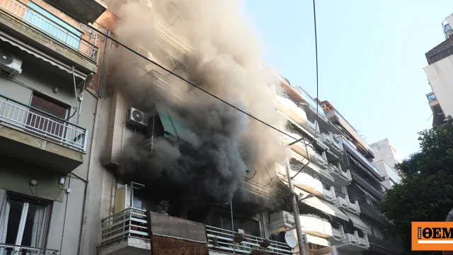 Πυροσβέστες επιχειρούν σε φωτιά διαμερίσματος στον Πειραιά