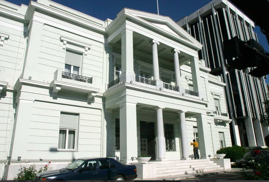 Σημαίες Ελλάδας και Κύπρου με το κτίριο του ΟΗΕ