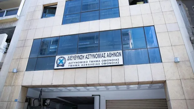 Δικαστήριο και σφυρί δικαιοσύνης σε αίθουσα δικαστηρίου